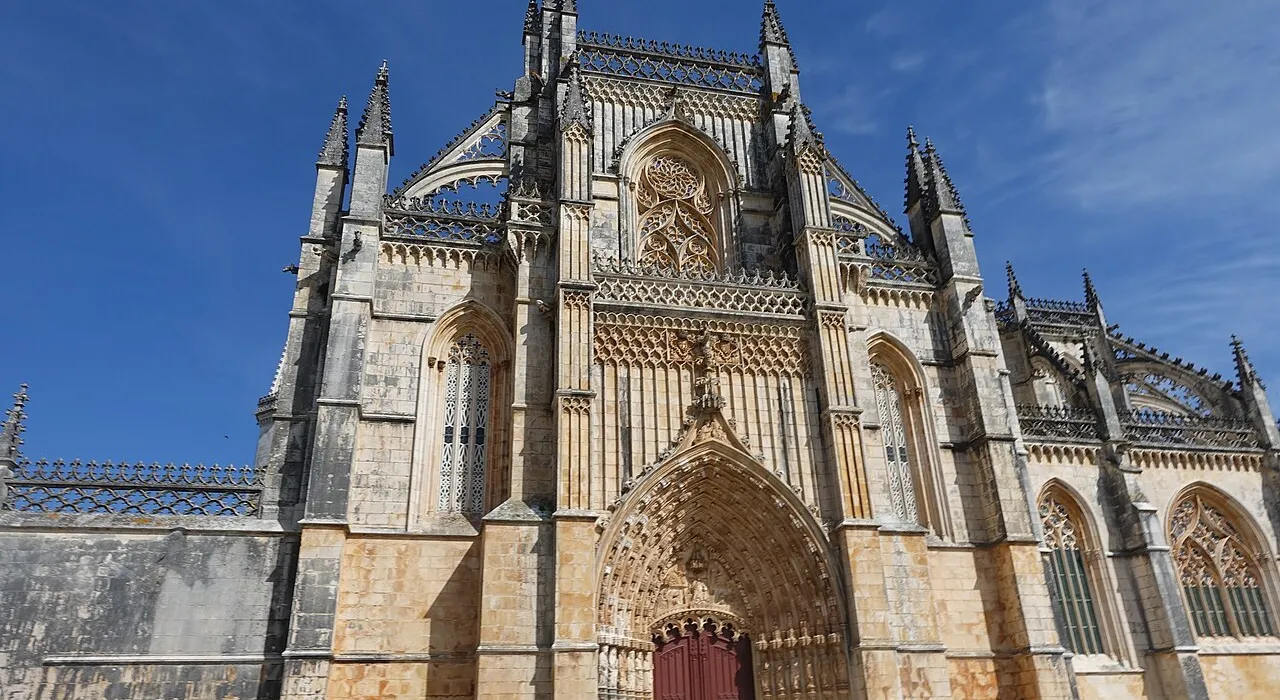 Fachada principal do Mosteiro da Batalha, em estilo gótico manuelino