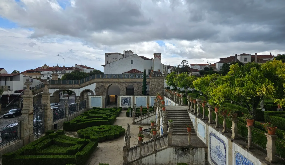 Jardim do Paço Episcopal de Castelo Branco, com socalcos, azulejos e estátuas