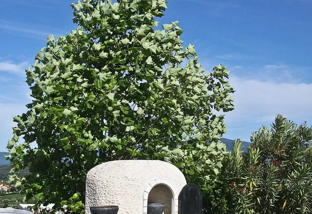 Monument shaped like a wood-fired oven, honouring chanfana, in Semide