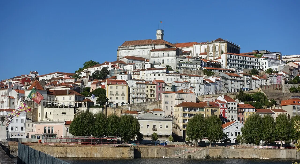 Vista da colina de Coimbra com a Universidade e o rio Mondego
