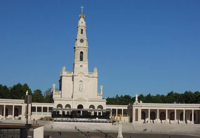 Basílica de Nossa Senhora do Rosário de Fátima e a esplanada do santuário