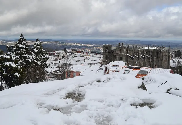 View of Guarda Cathedral and the city's rooftops covered in snow
