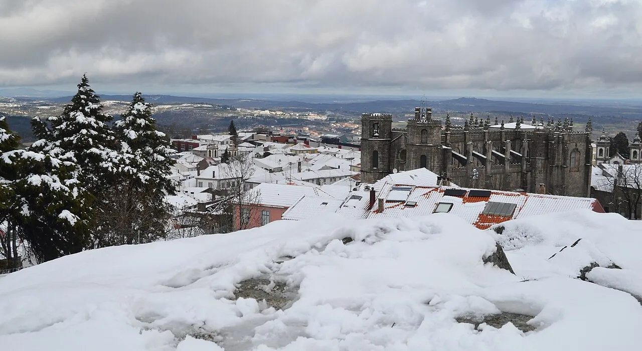 Vista da Sé da Guarda e dos telhados da cidade cobertos de neve