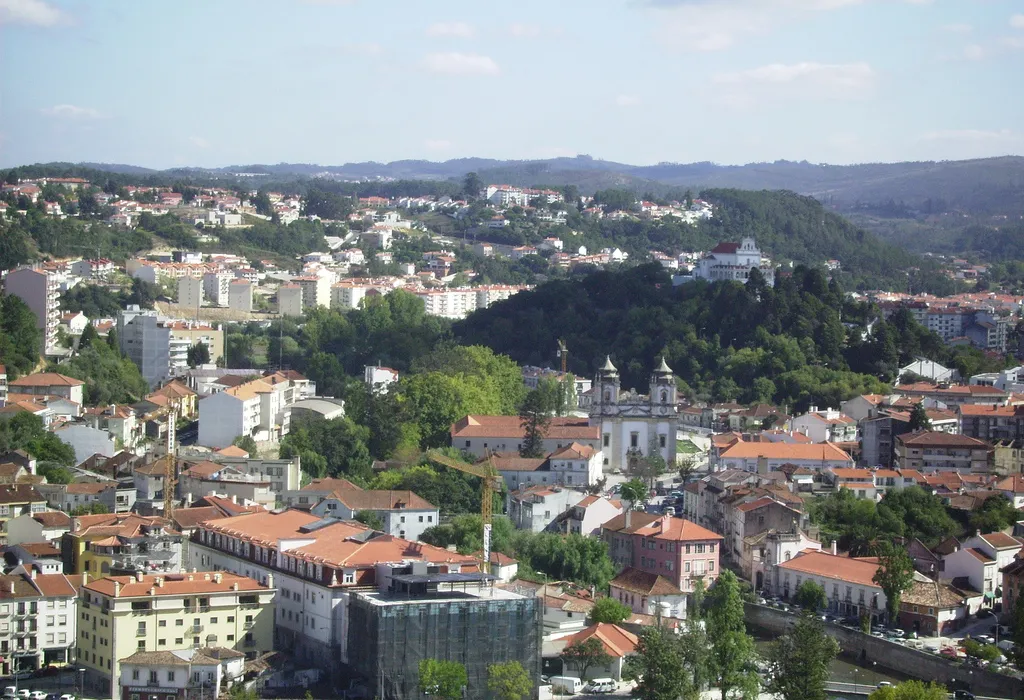 Vista aérea do centro de Leiria com a igreja e o casario