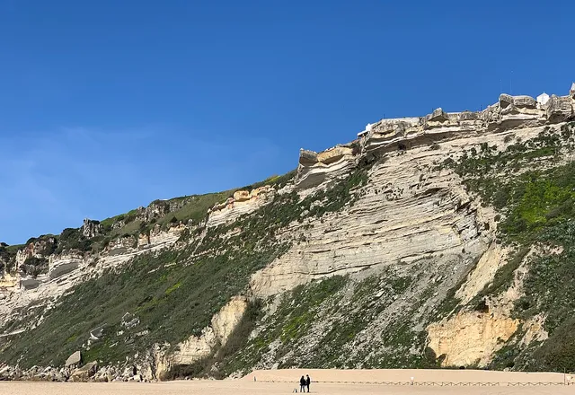 Falésia junto à praia da Nazaré, com o miradouro do Sítio ao fundo