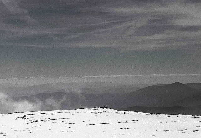 Cume nevado da Serra da Estrela sobre um mar de nuvens
