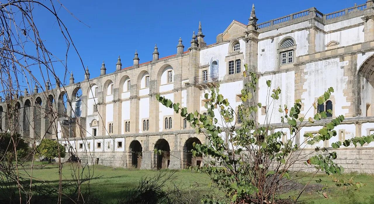 Fachada sul do Convento de Cristo, em Tomar, com os seus claustros