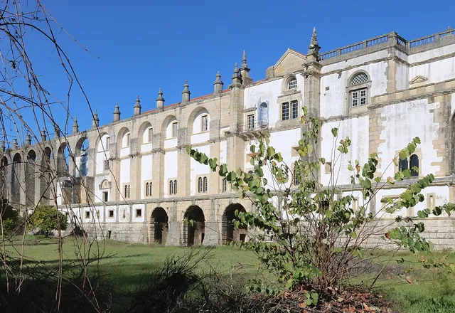 Fachada sul do Convento de Cristo, em Tomar, com os seus claustros